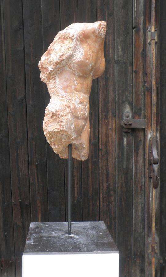 Die Last (Rosso di Verona – Höhe: 68 cm)
